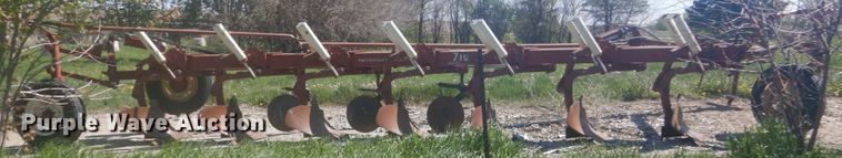 image for item HE9716 International 710  seven bottom plow