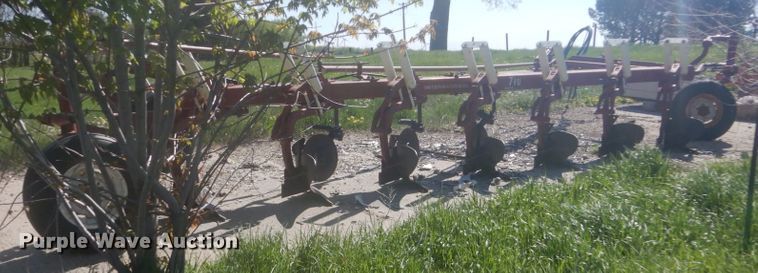 image for item HE9716 International 710  seven bottom plow