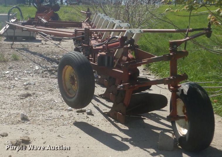 image for item HE9716 International 710  seven bottom plow