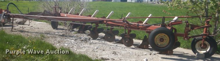 image for item HE9716 International 710  seven bottom plow