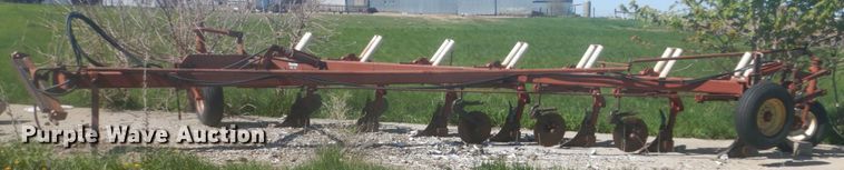 image for item HE9716 International 710  seven bottom plow