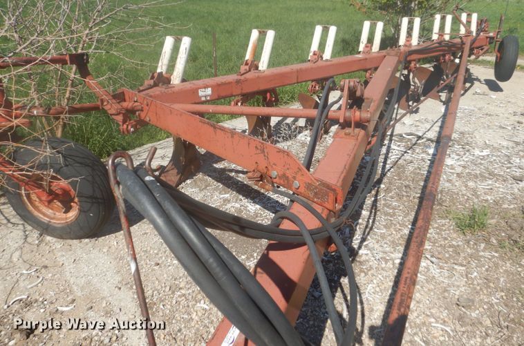 image for item HE9716 International 710  seven bottom plow