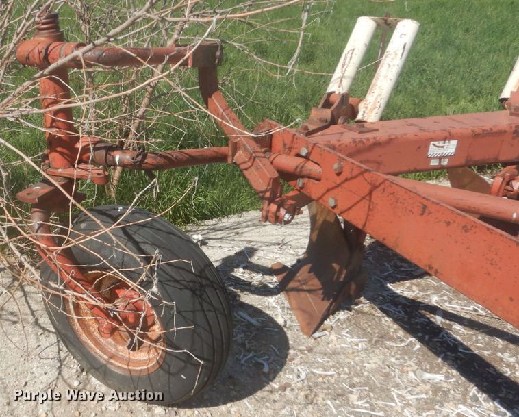 image for item HE9716 International 710  seven bottom plow