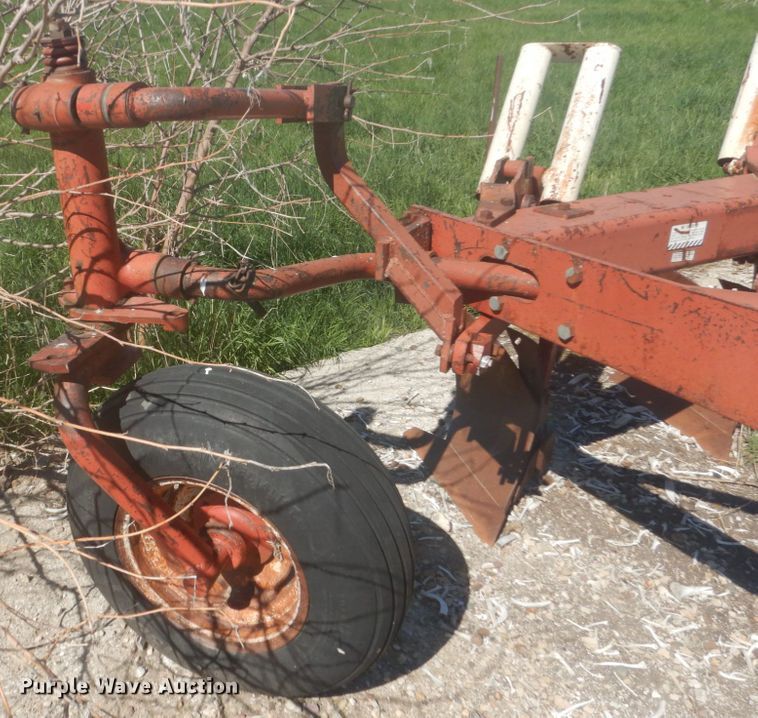 image for item HE9716 International 710  seven bottom plow