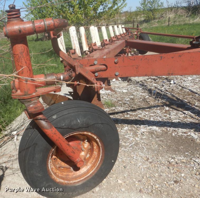 image for item HE9716 International 710  seven bottom plow
