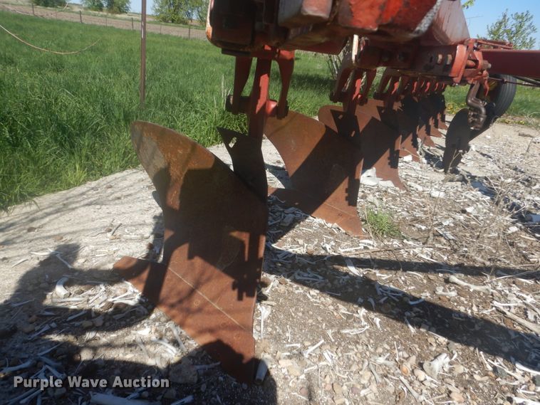 image for item HE9716 International 710  seven bottom plow