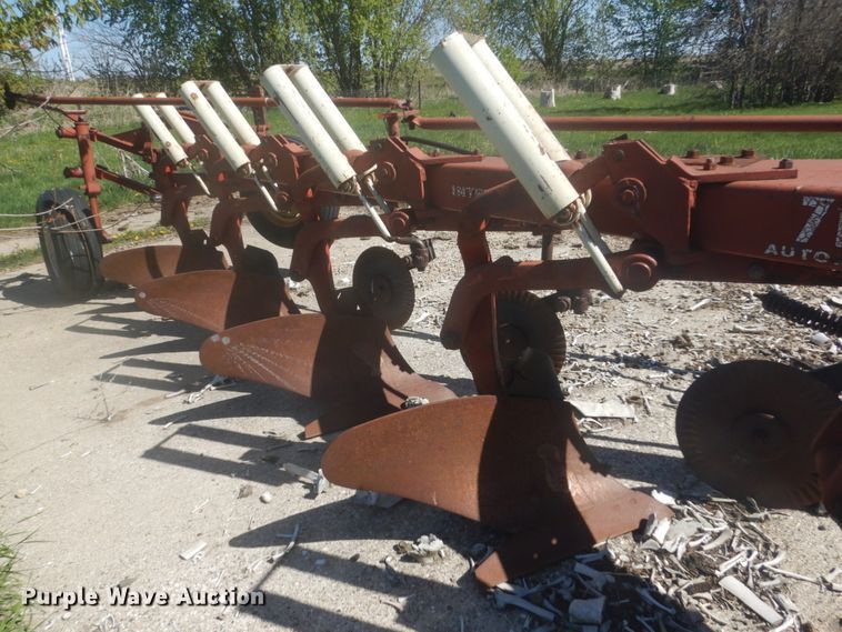image for item HE9716 International 710  seven bottom plow
