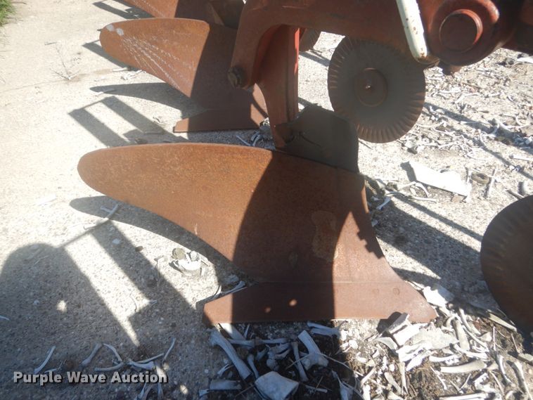 image for item HE9716 International 710  seven bottom plow
