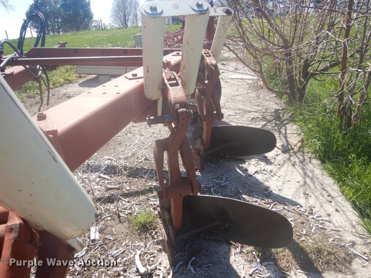 image for item HE9716 International 710  seven bottom plow