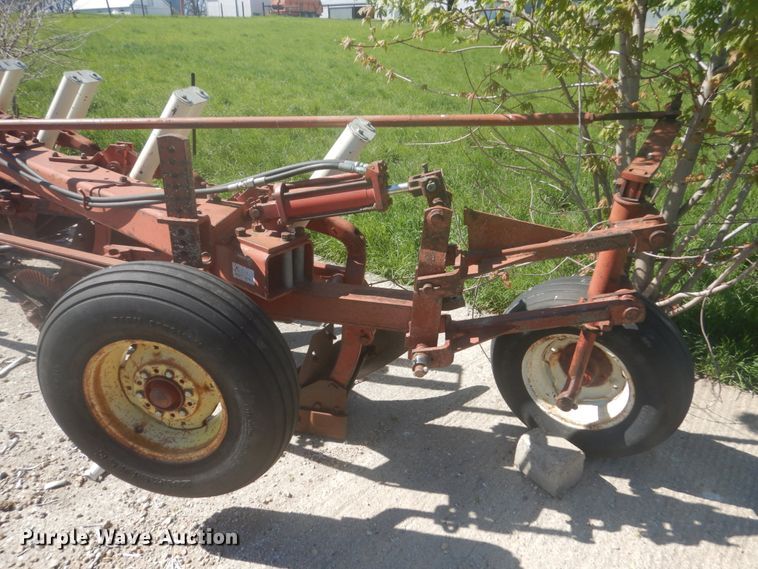 image for item HE9716 International 710  seven bottom plow