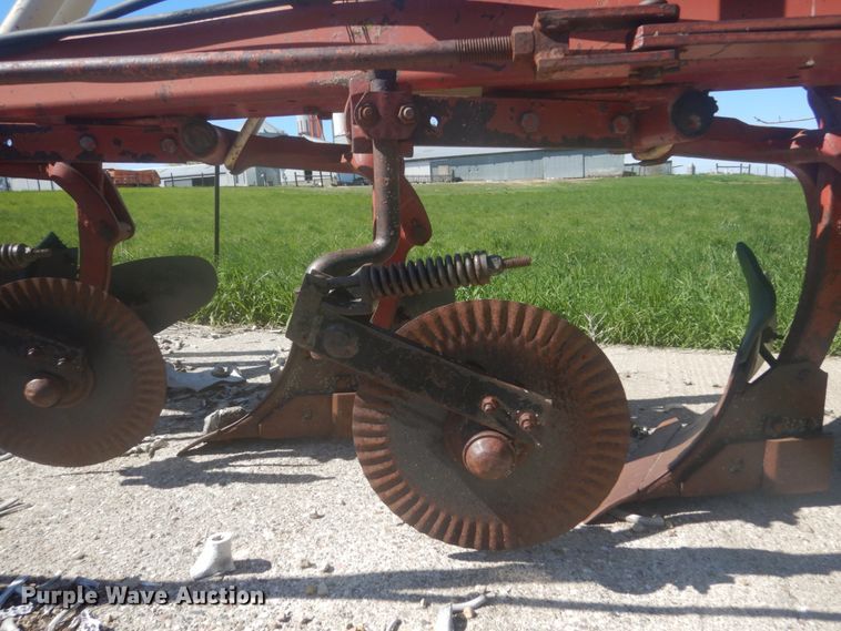 image for item HE9716 International 710  seven bottom plow