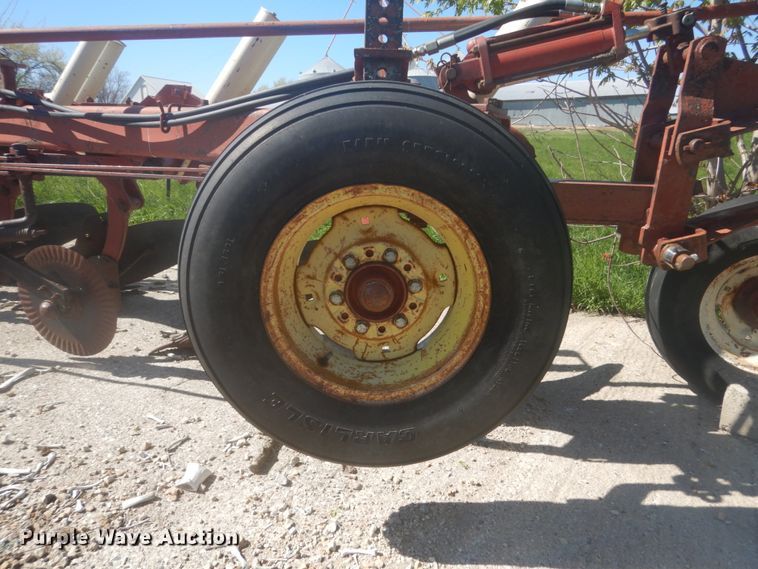 image for item HE9716 International 710  seven bottom plow