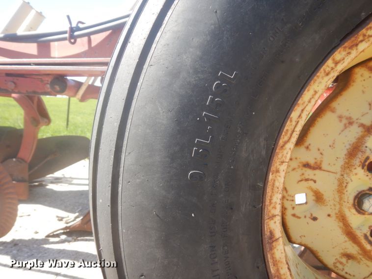 image for item HE9716 International 710  seven bottom plow