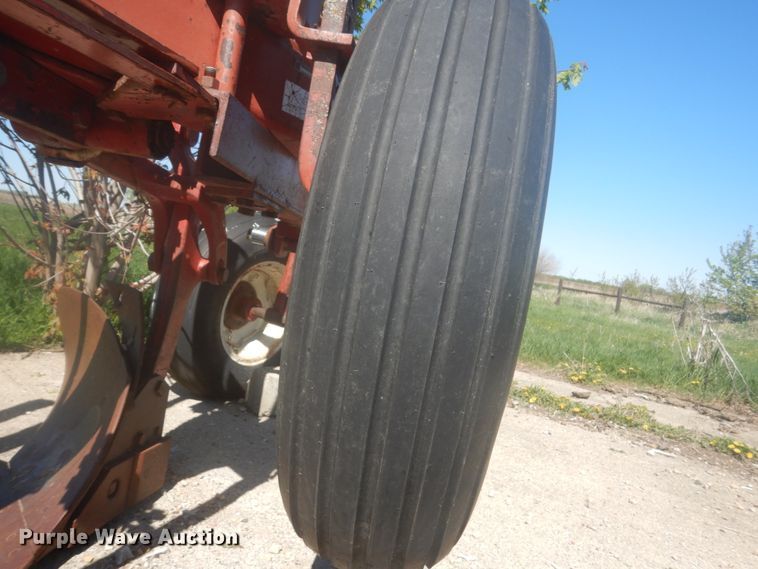 image for item HE9716 International 710  seven bottom plow