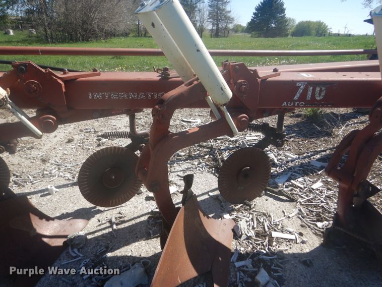 image for item HE9716 International 710  seven bottom plow