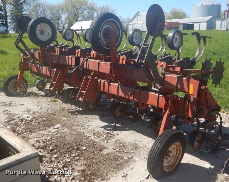 image for item HE9718 International 183  row crop cultivator