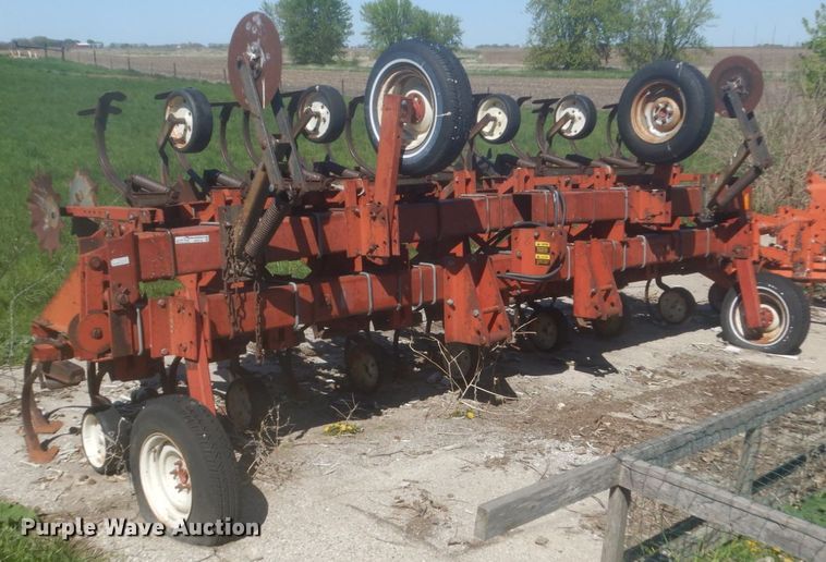 image for item HE9718 International 183  row crop cultivator