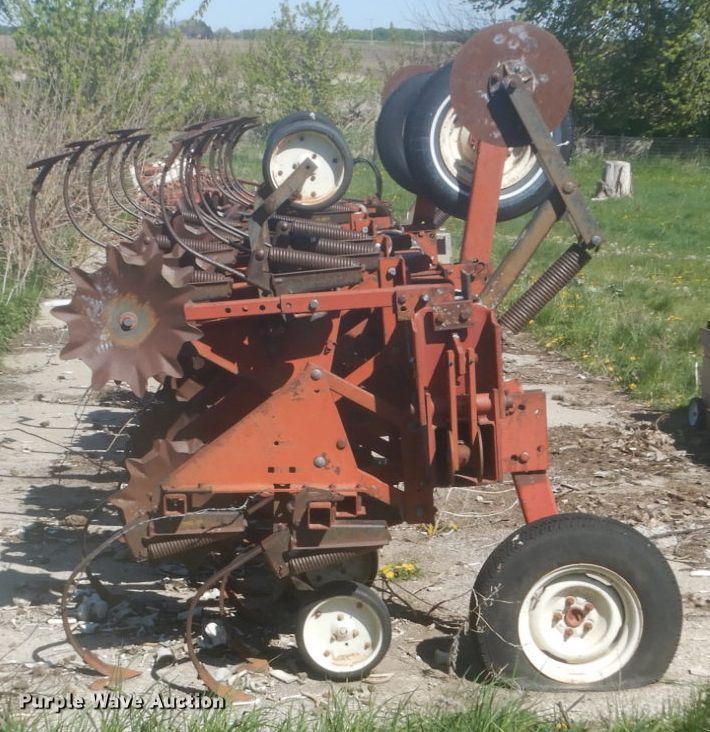 image for item HE9718 International 183  row crop cultivator