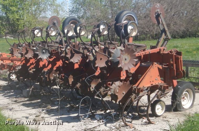 image for item HE9718 International 183  row crop cultivator