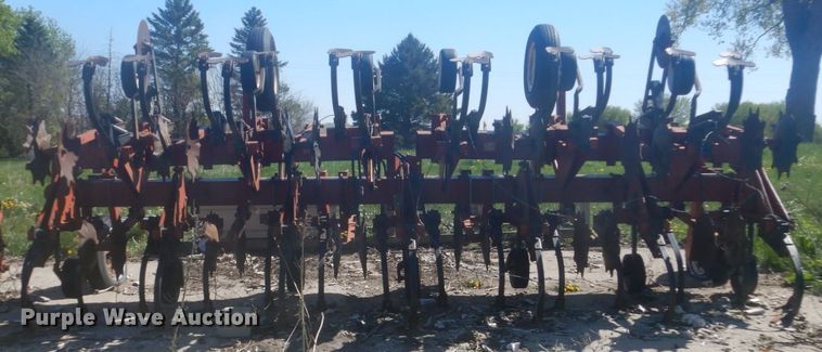 image for item HE9718 International 183  row crop cultivator