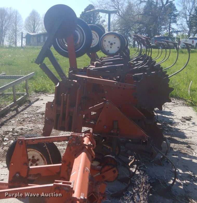 image for item HE9718 International 183  row crop cultivator