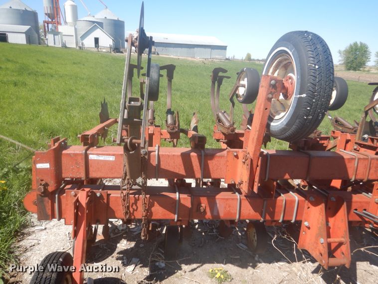 image for item HE9718 International 183  row crop cultivator
