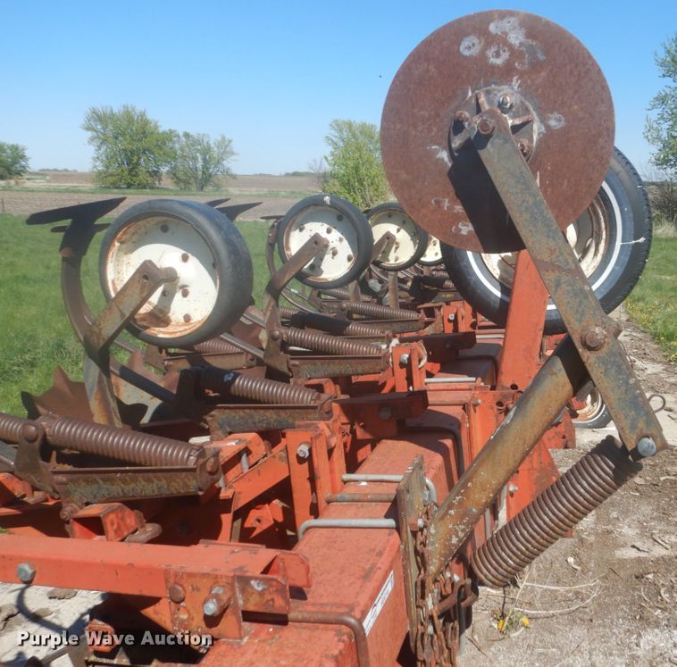 image for item HE9718 International 183  row crop cultivator