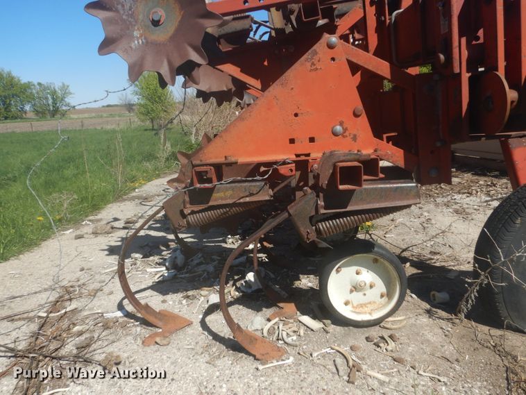 image for item HE9718 International 183  row crop cultivator