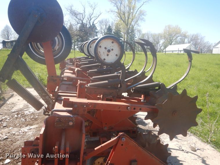 image for item HE9718 International 183  row crop cultivator