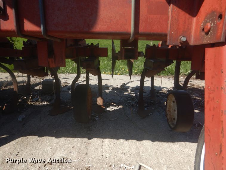 image for item HE9718 International 183  row crop cultivator