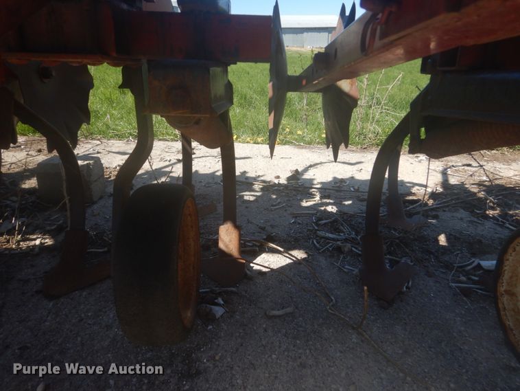 image for item HE9718 International 183  row crop cultivator