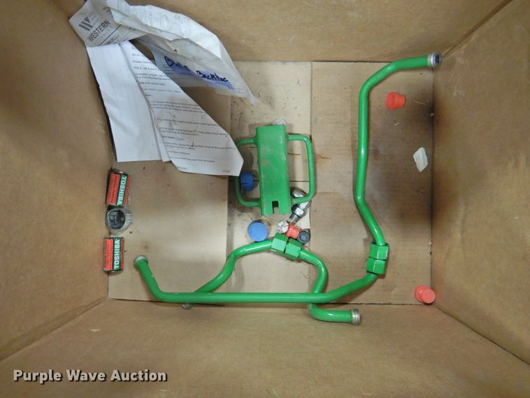image for item HN9164 John Deere 3039R front hydraulic assembly