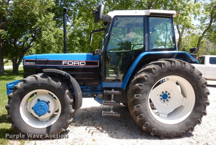 image for item HO9479 1993 Ford 8240  MFWD tractor