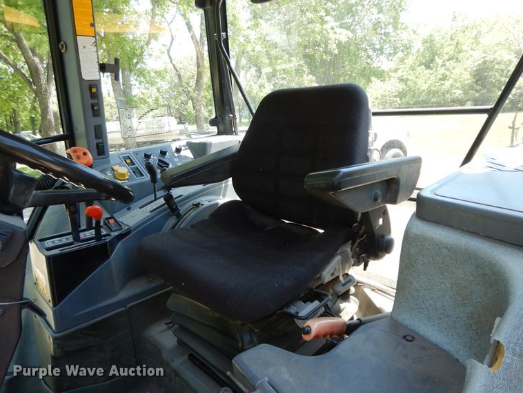 image for item HO9479 1993 Ford 8240  MFWD tractor