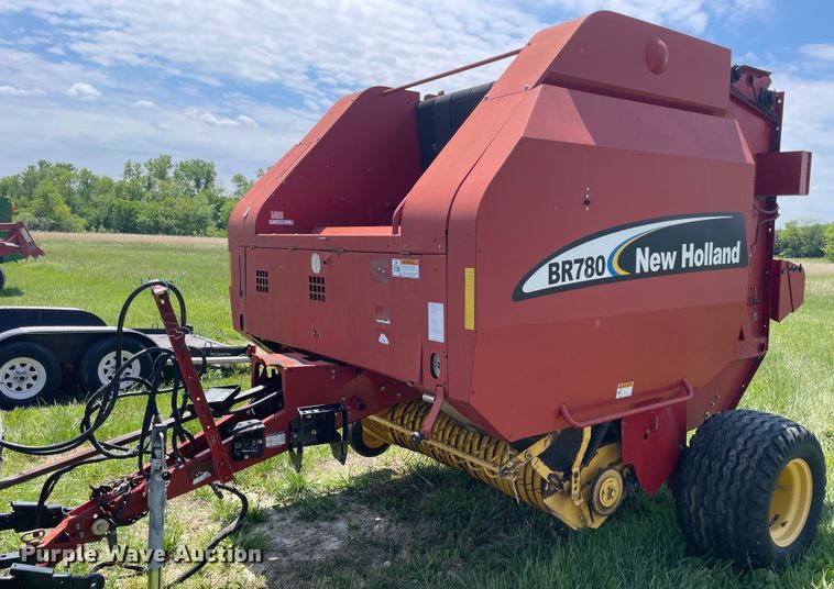 image for item IC9264 2005 New Holland BR780  round baler