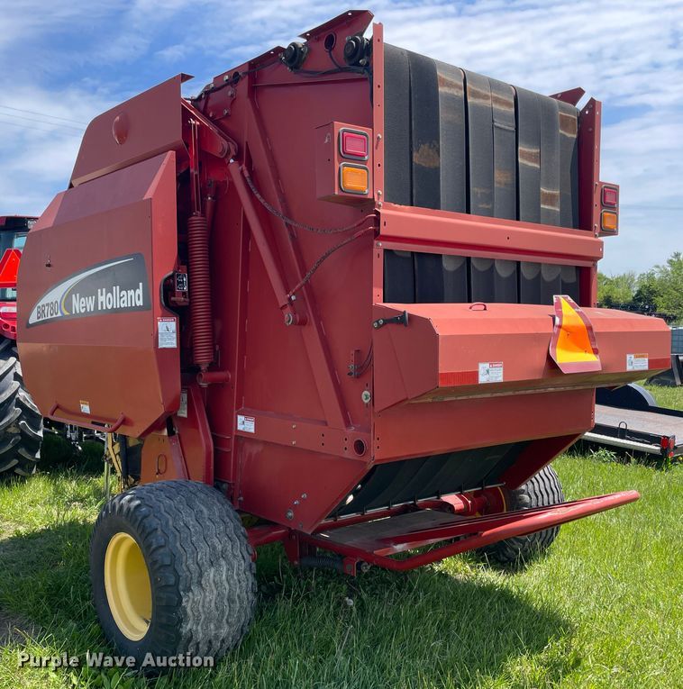 image for item IC9264 2005 New Holland BR780  round baler