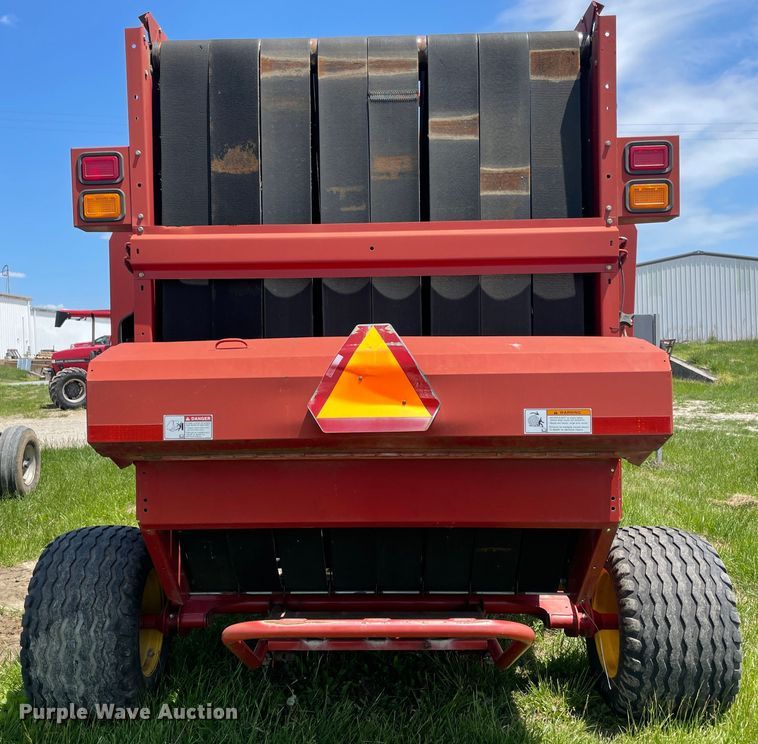 image for item IC9264 2005 New Holland BR780  round baler