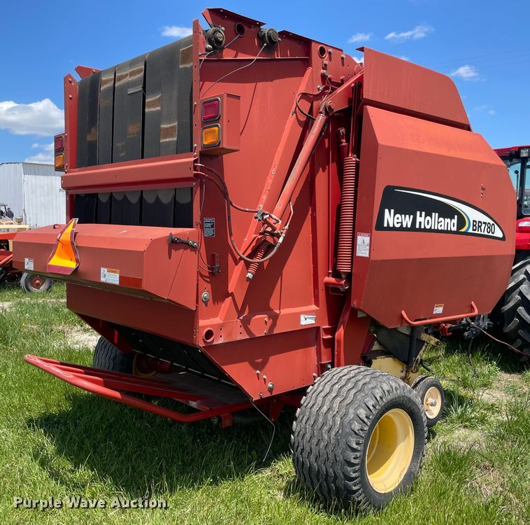 image for item IC9264 2005 New Holland BR780  round baler