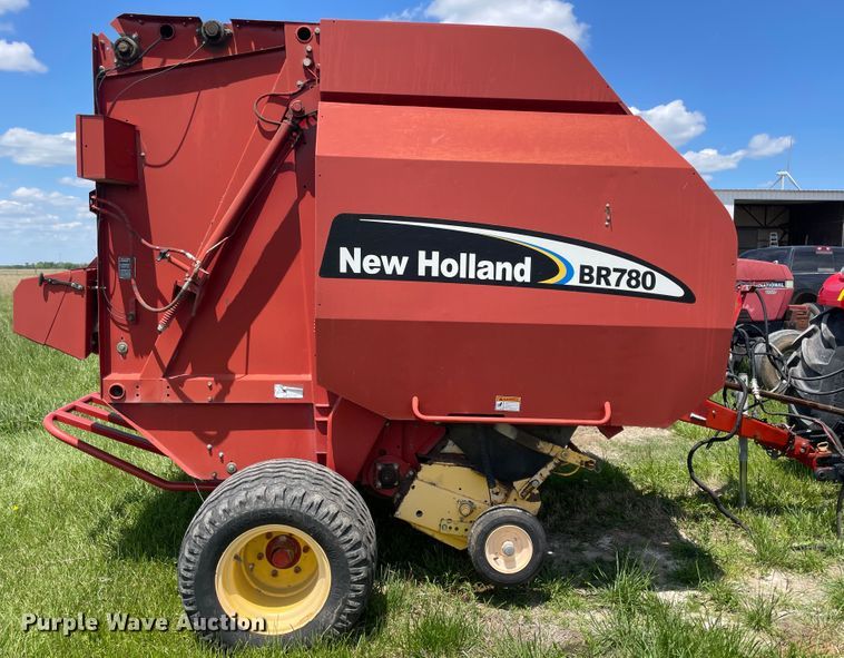 image for item IC9264 2005 New Holland BR780  round baler