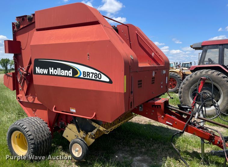 image for item IC9264 2005 New Holland BR780  round baler