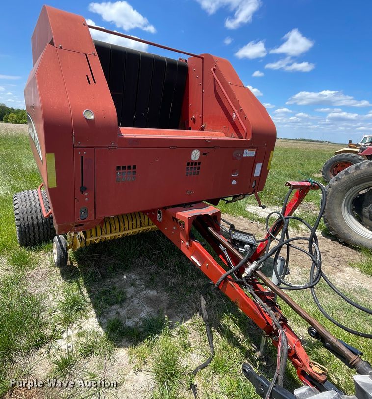 image for item IC9264 2005 New Holland BR780  round baler