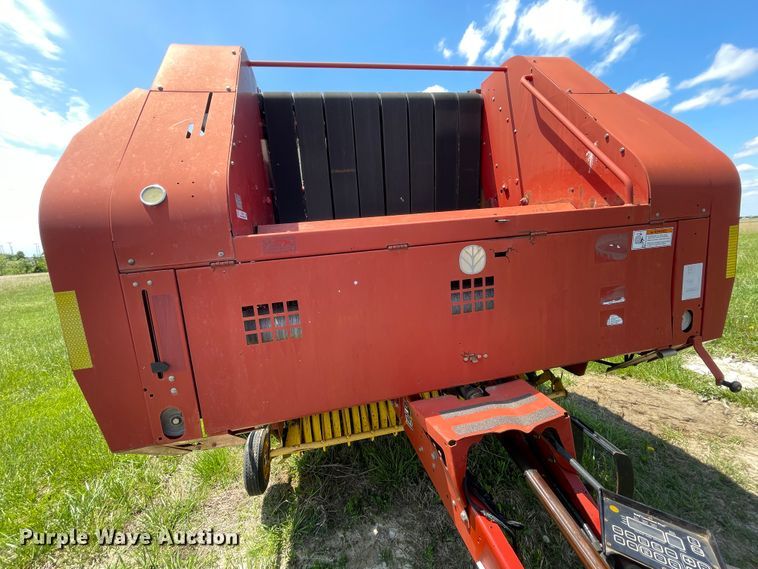 image for item IC9264 2005 New Holland BR780  round baler