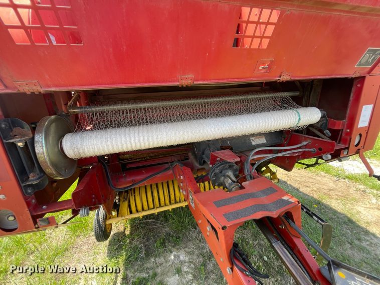 image for item IC9264 2005 New Holland BR780  round baler