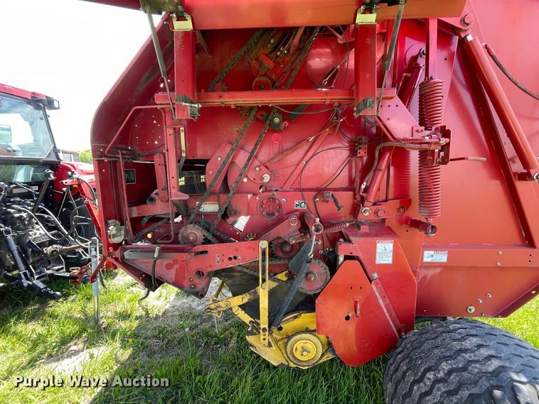 image for item IC9264 2005 New Holland BR780  round baler