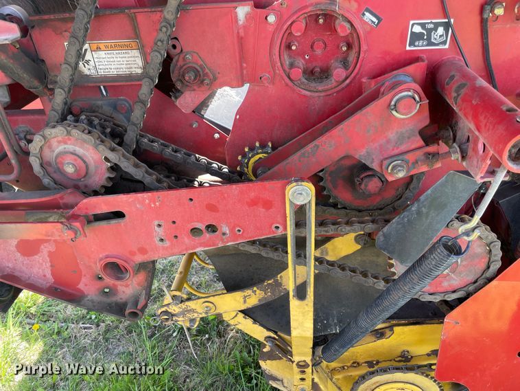 image for item IC9264 2005 New Holland BR780  round baler