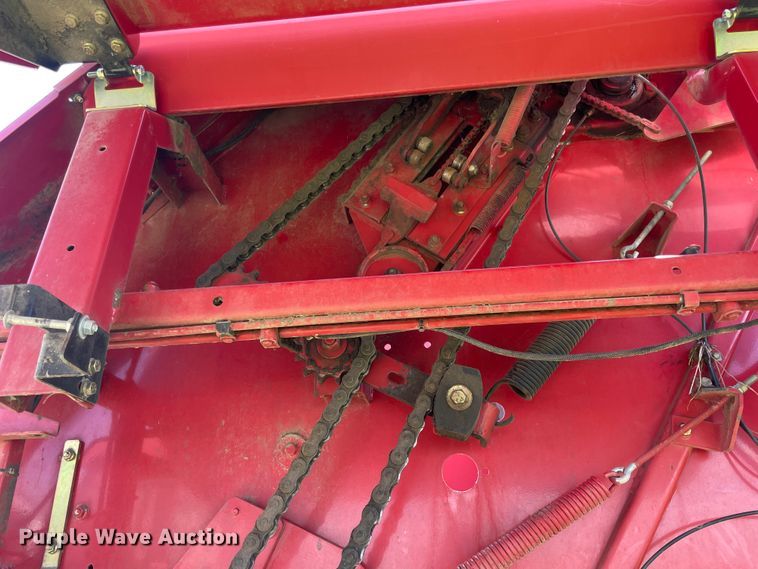 image for item IC9264 2005 New Holland BR780  round baler