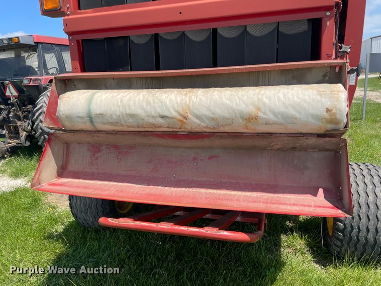 image for item IC9264 2005 New Holland BR780  round baler