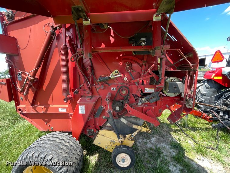 image for item IC9264 2005 New Holland BR780  round baler