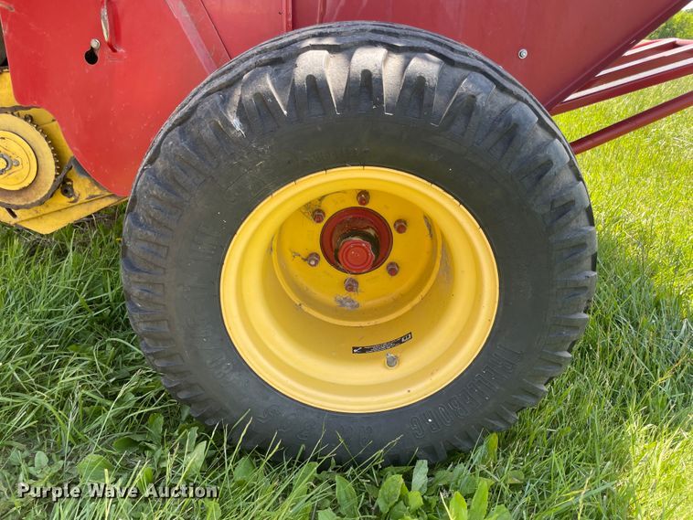 image for item IC9264 2005 New Holland BR780  round baler