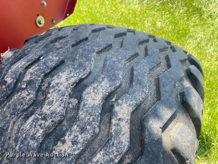 image for item IC9264 2005 New Holland BR780  round baler